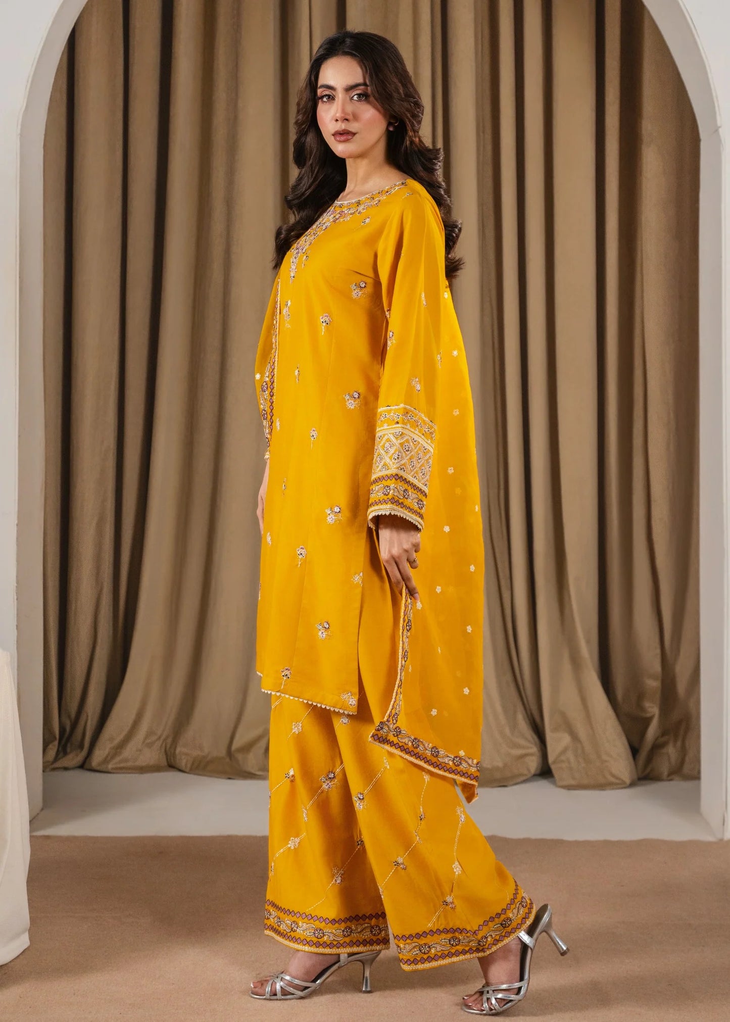 Preet embroidered 3-piece festive suit by Tehzeeb Libas (view 4)
