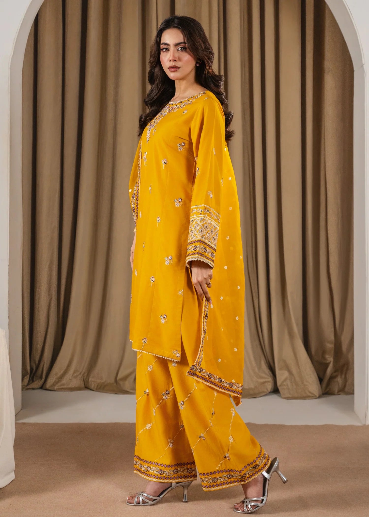Preet embroidered 3-piece festive suit by Tehzeeb Libas (view 4)
