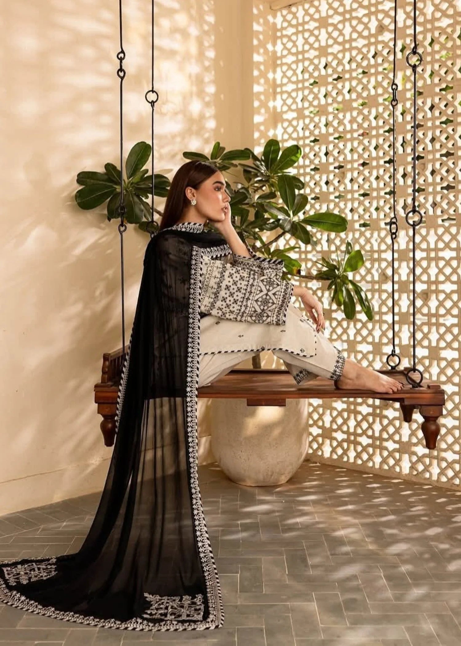 Arfa embroidered 3-piece suit by Tehzeeb Libas (view 4)