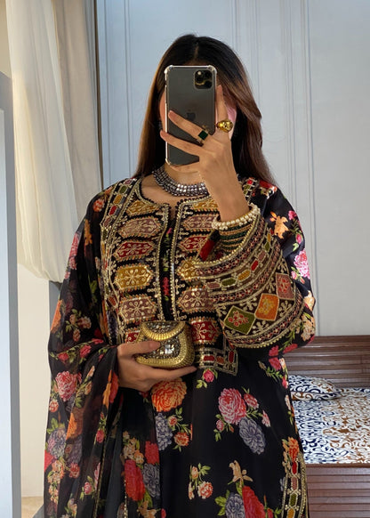 Shaam embroidered festive suit by Tehzeeb Libas (view 4)